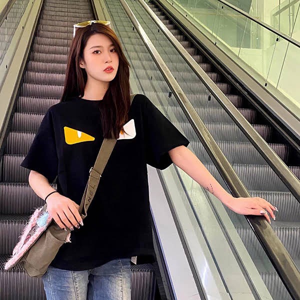 フェンディ バッグ バグズ ロゴ コットン Tシャツ 偽物 fez75000